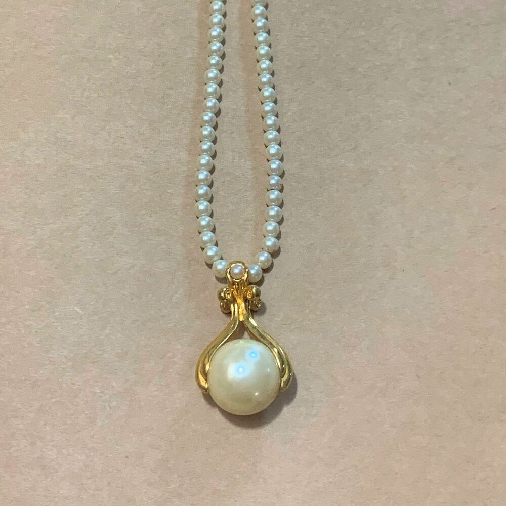 Vintage Faux Pearl Necklace, Large Pearl Pendant, Gold Setting, Bead Necklace - Picture 2 of 4